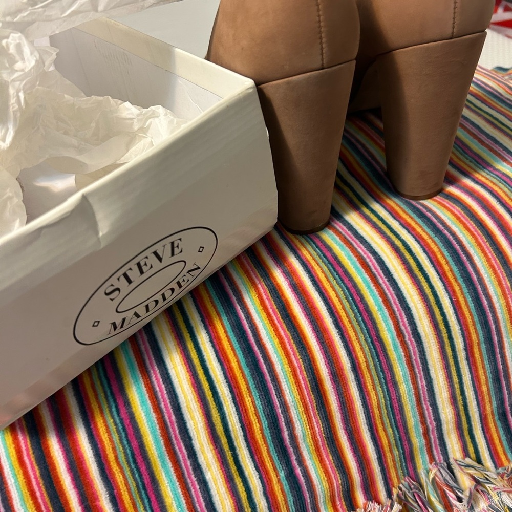Steve Madden heels like new nubuck suede - Picture 2 of 10